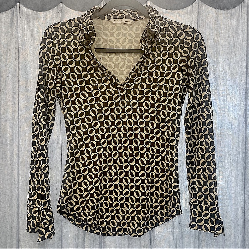 Y2K Diane von Furstenberg V Neck Top SZ 2/xs Black And White ‘O’ Pattern Top